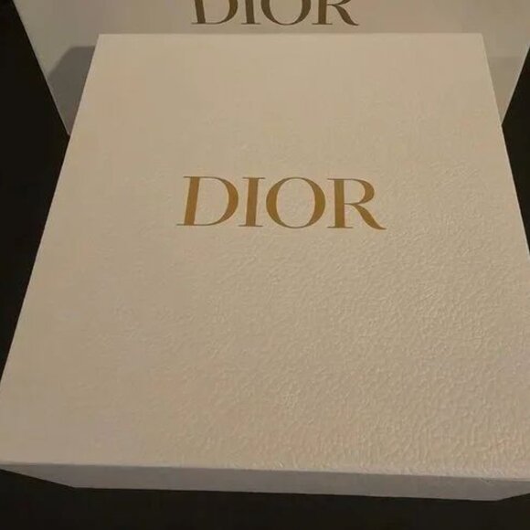 DIOR MAGNETIC CLOSURE WHITE PEBBLED GIFT BOX [W] RIBBION @ CARD - Picture 2 of 4
